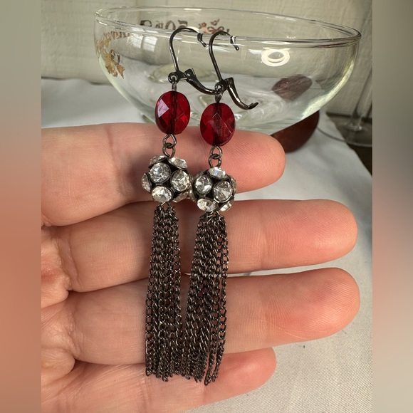 Chainmail vibe dangle earrings with rhinestone orb - Picture 3 of 6